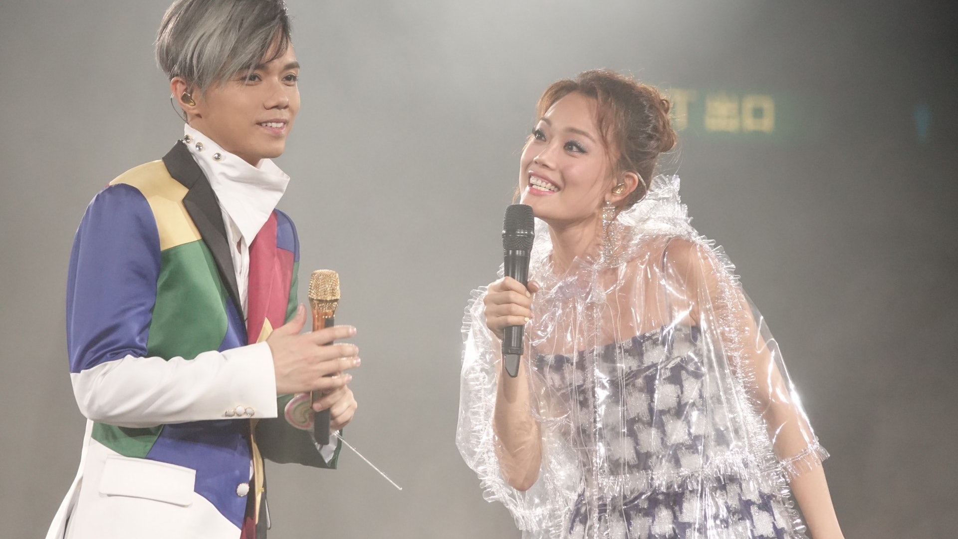 【張敬軒演唱會】容祖兒贈慶稱「好姊妹」 軒仔反窒:咪諗咩就講 【張敬軒演唱會】容祖兒贈慶稱「好姊妹」 軒仔反窒:咪諗咩就講