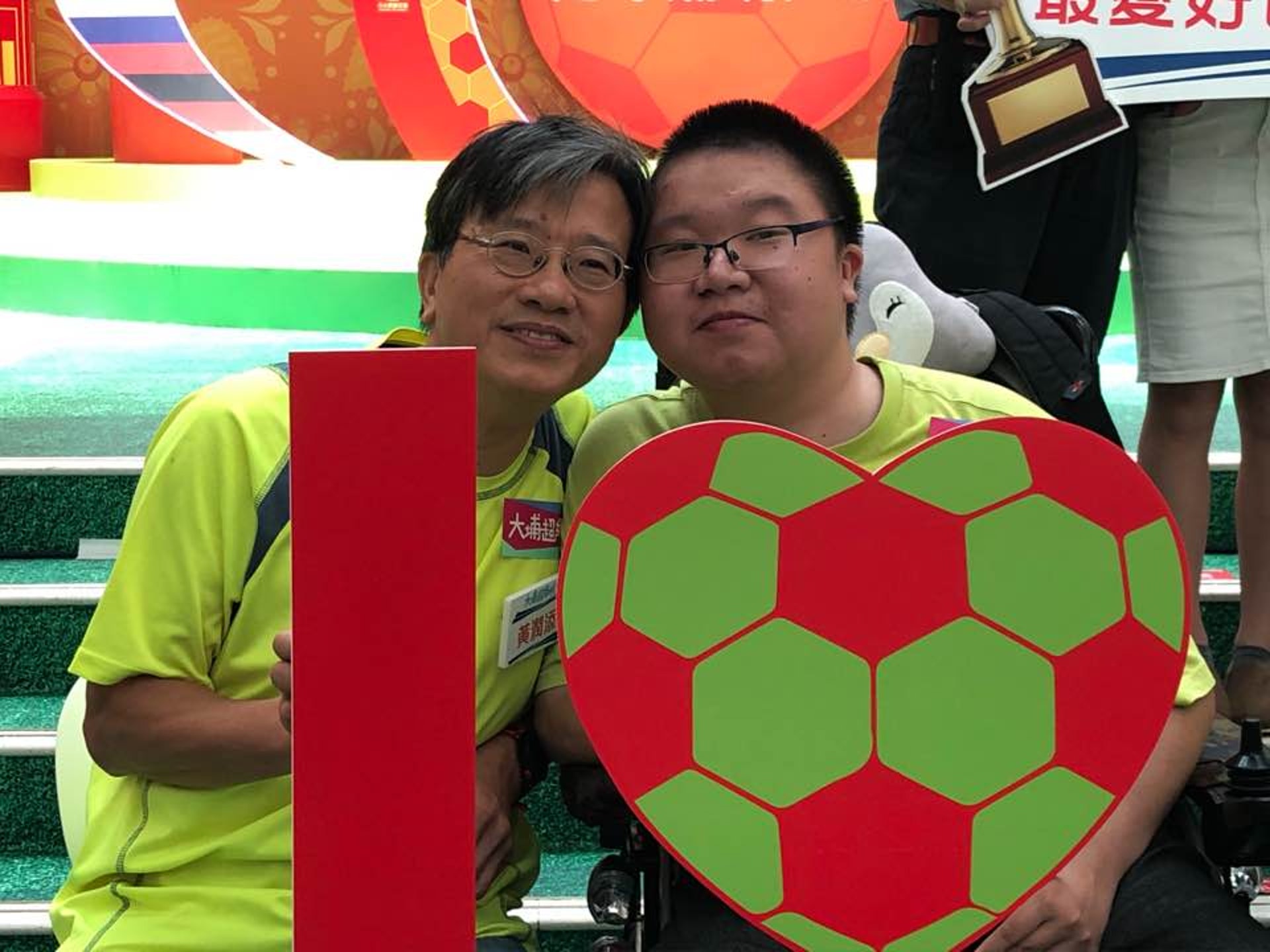 23歲的長子黃衍光(右)畢業於香港知專設計學院。(黃景洪攝) 23歲的長子黃衍光(右)畢業於香港知專設計學院。(黃景洪攝)