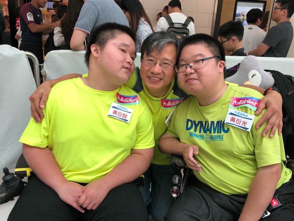 黃潤添(中)與長子衍光(右)和幼子衍智，三父子享受相處時間。（黃景洪攝）
