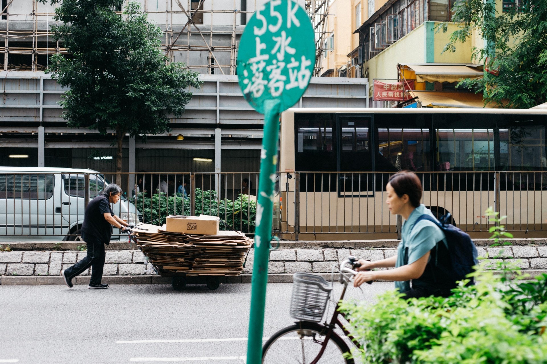 「萬般帶不走,唯有業隨身」,這是友人給拾荒黃姐的一席話。紙皮多次被肅清,她生氣,卻又無力反抗,在一片思緒紊亂中,嘴嚼箇中含義。(梁鵬威攝) 「萬般帶不走,唯有業隨身」,這是友人給拾荒黃姐的一席話。紙皮多次被肅清,她生氣,卻又無力反抗,在一片思緒紊亂中,嘴嚼箇中含義。(梁鵬威攝)