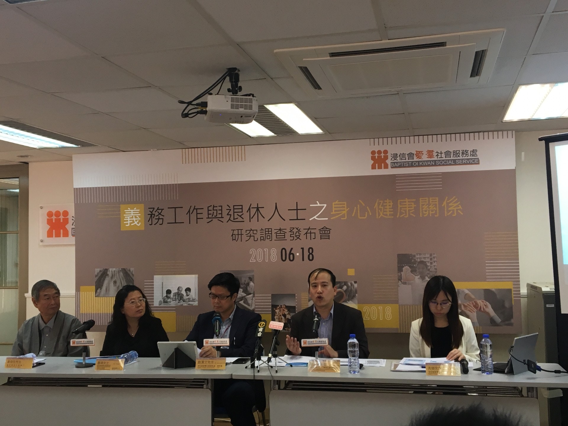 一項調查發現，退休人士每星期花近5小時做義工，身心健康較高齡高。（陳淑霞攝）