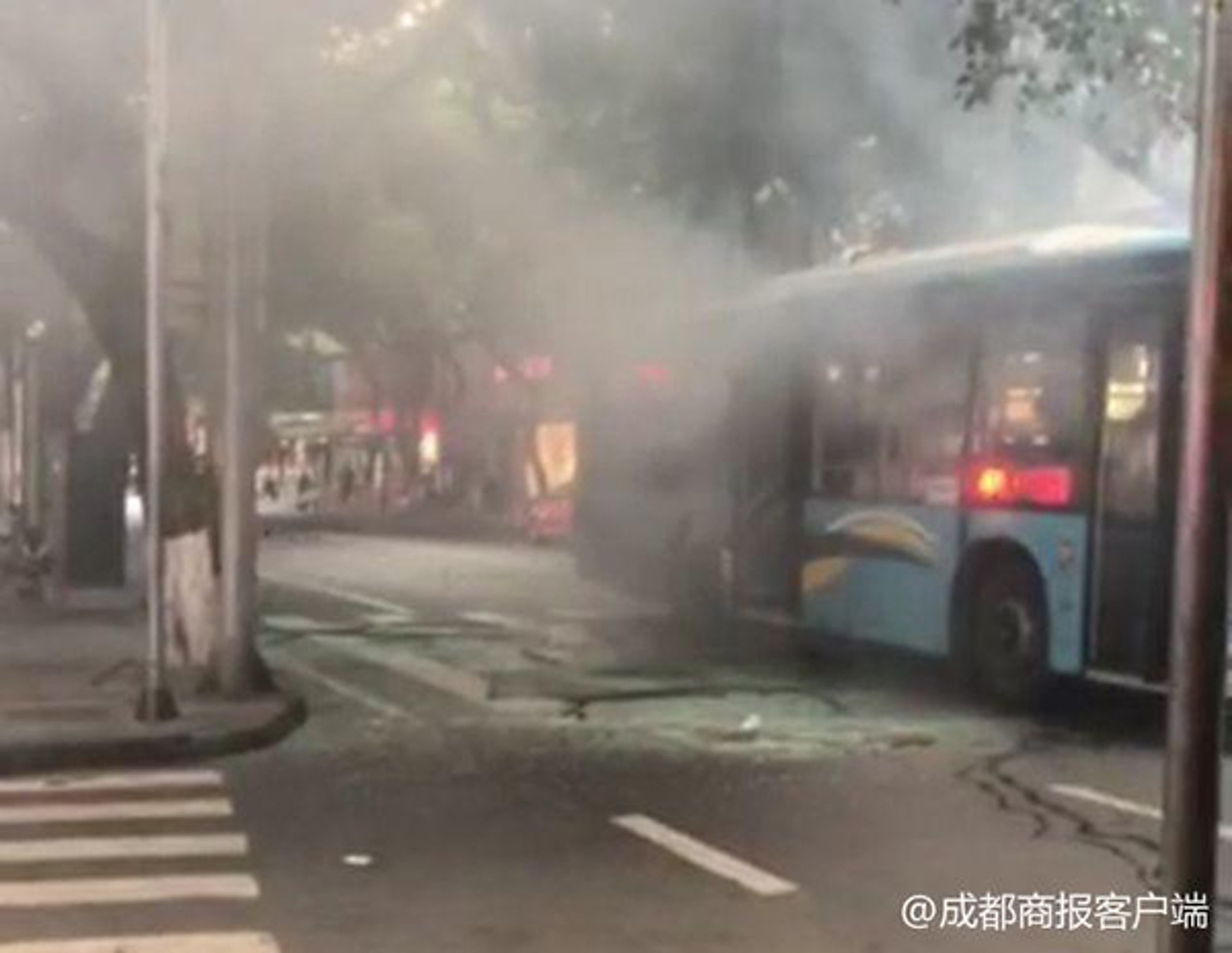 四川樂山公交車爆炸,15人受傷血濺現場。(成都商報) 四川樂山公交車爆炸,15人受傷血濺現場。(成都商報)