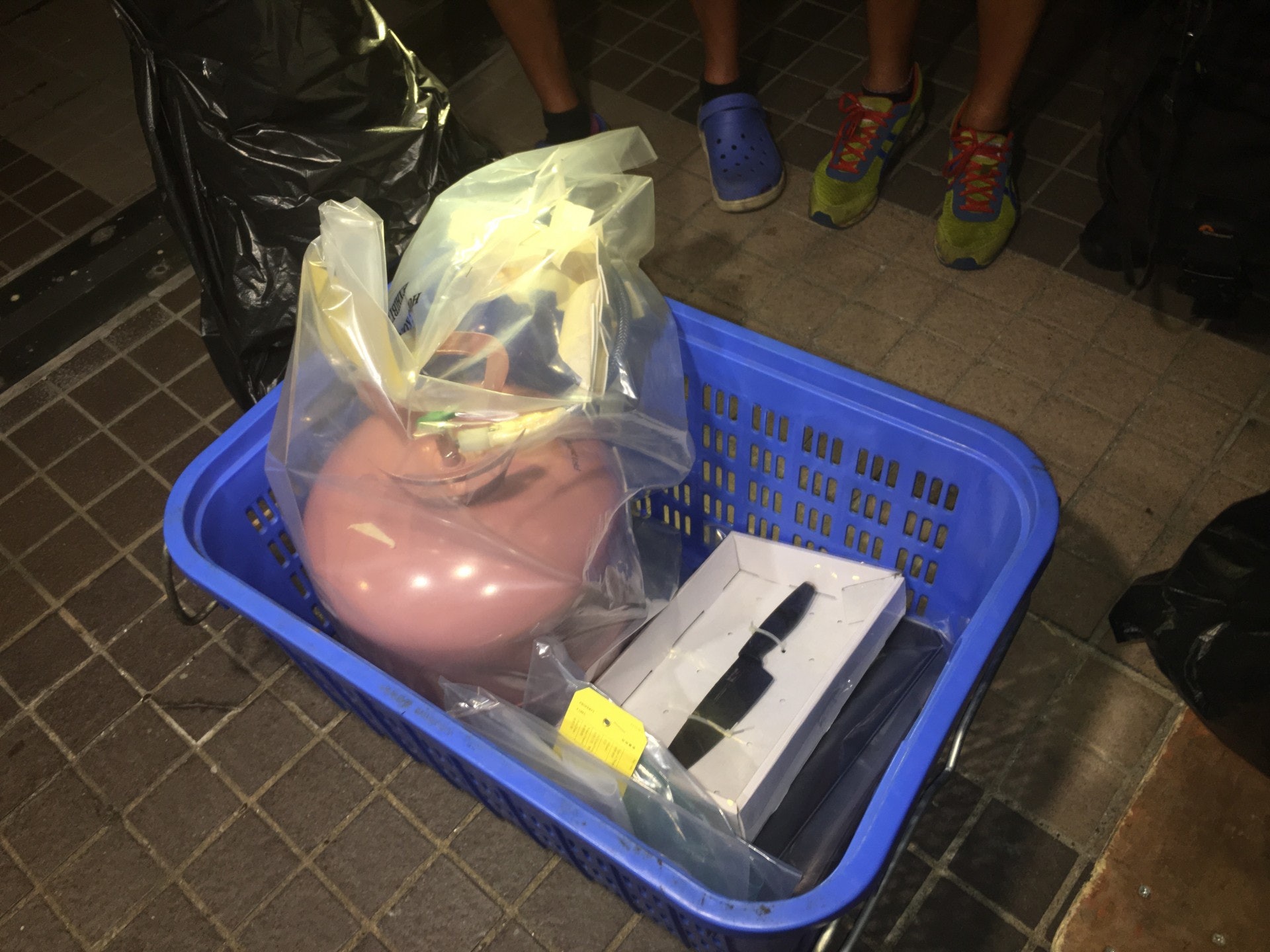 警方在單位中檢出懷疑兇器及自殺工具。(王譯揚攝) 警方在單位中檢出懷疑兇器及自殺工具。(王譯揚攝)