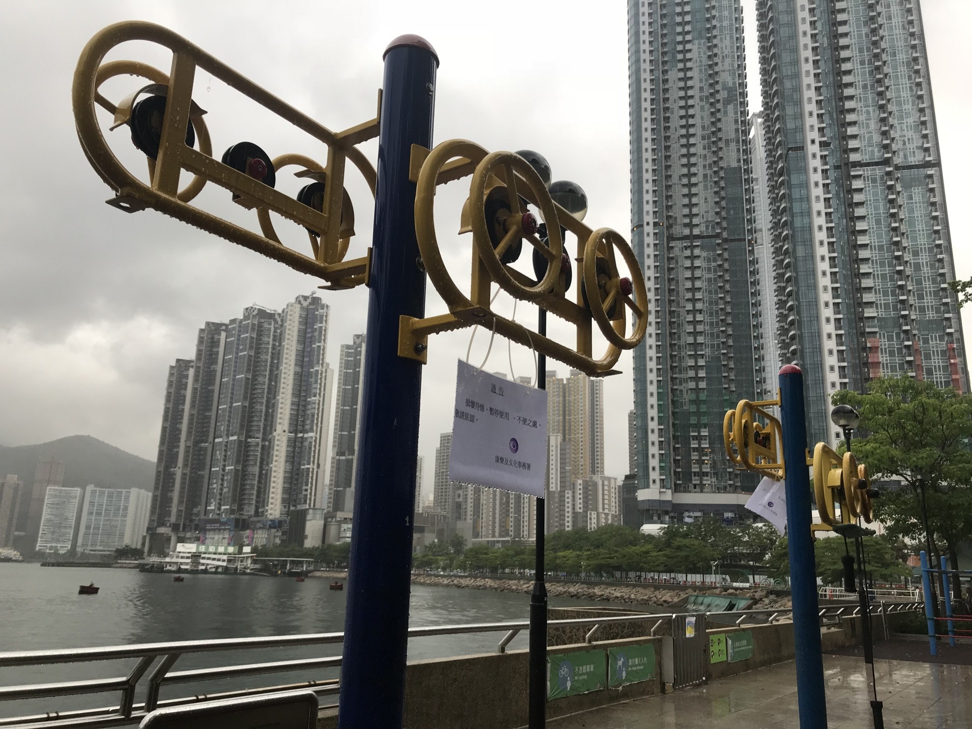 荃灣海濱公園損壞了的上肢牽引器拖足兩個月仍未維修,現時4部設施中,只有1個能使用。(荃灣海濱居民促進會成員莫遠君提供) 荃灣海濱公園損壞了的上肢牽引器拖足兩個月仍未維修,現時4部設施中,只有1個能使用。(荃灣海濱居民促進會成員莫遠君提供)