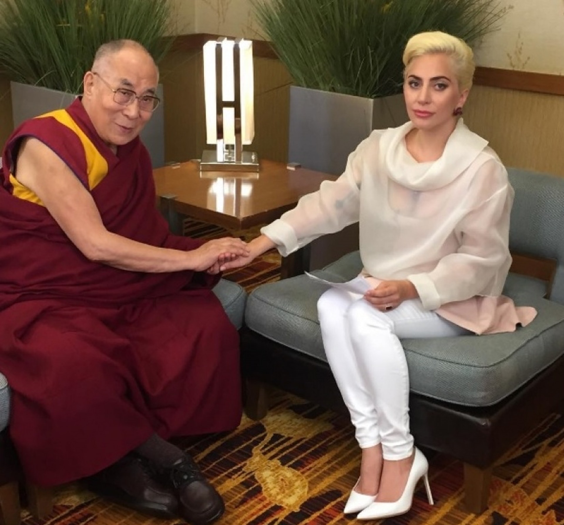 Lady Gaga與達賴喇嘛手握手在FB直播,已令不少中國網民的感情受到傷害。(網上圖片) Lady Gaga與達賴喇嘛手握手在FB直播,已令不少中國網民的感情受到傷害。(網上圖片)