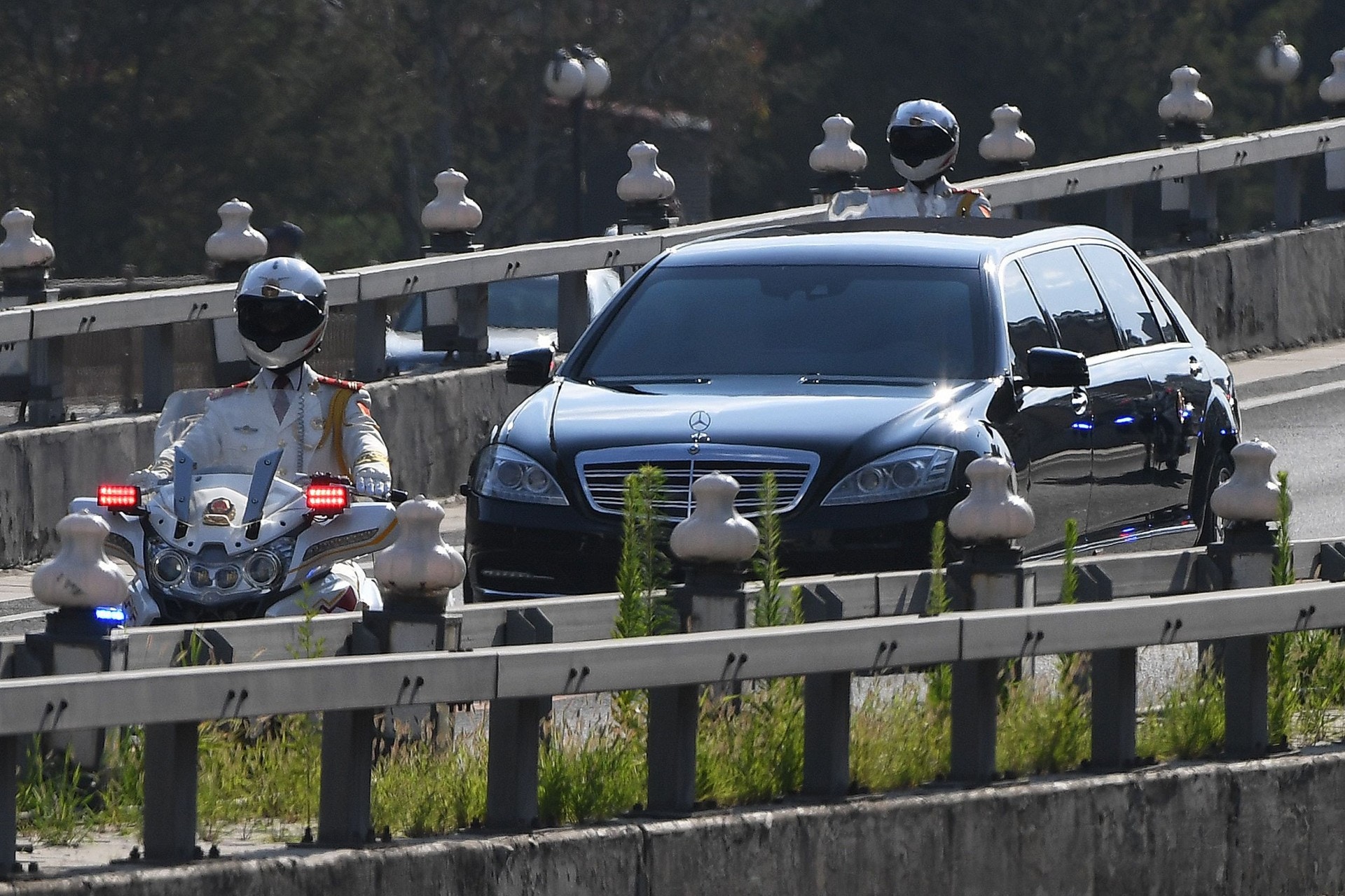 19日，金正恩的車隊駛經北京街頭，沿途由大量警車開路。（視覺中國）