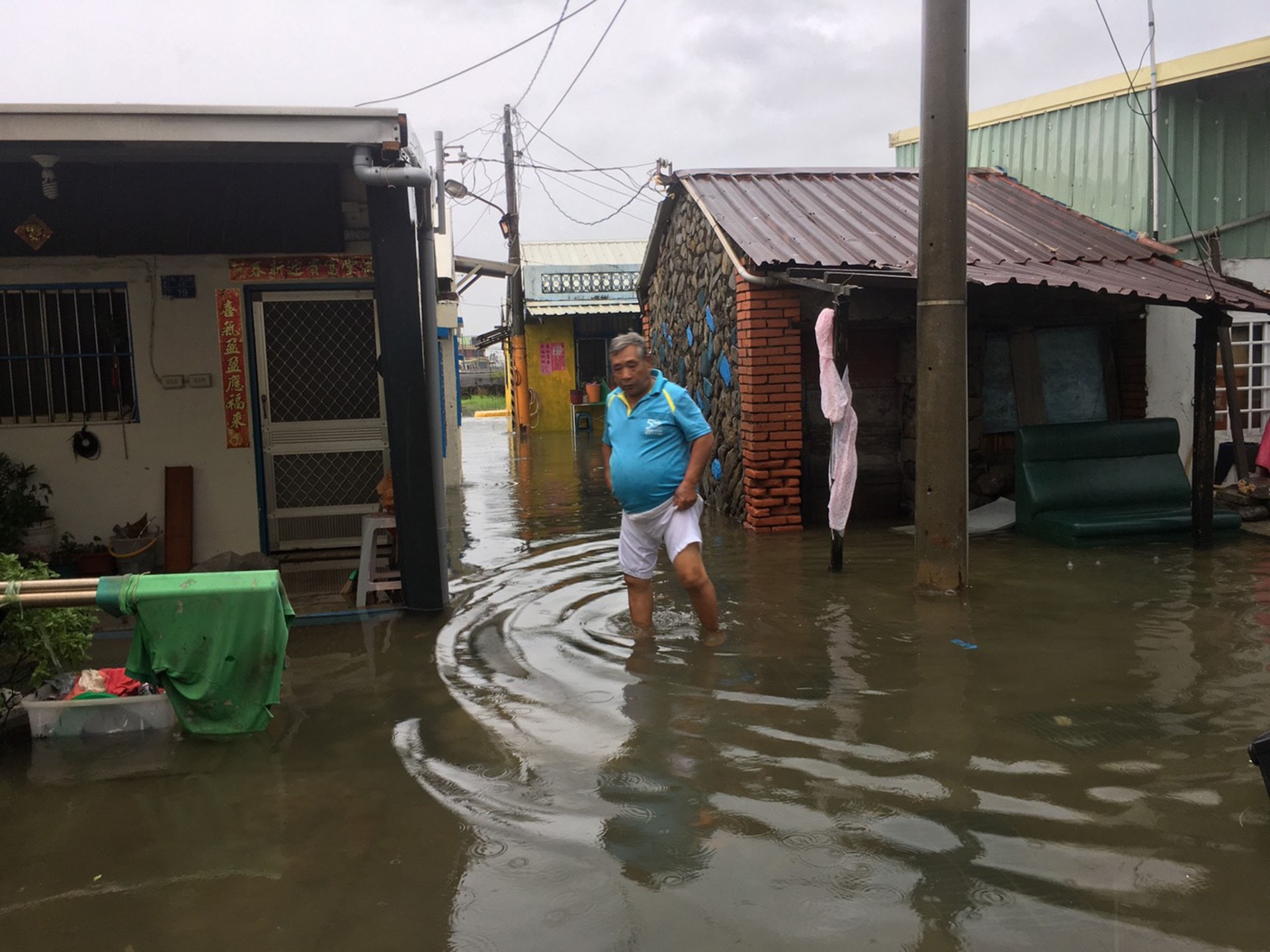 【多圖】台灣南部受大雨侵襲　多地區水浸　台南市有路面塌陷