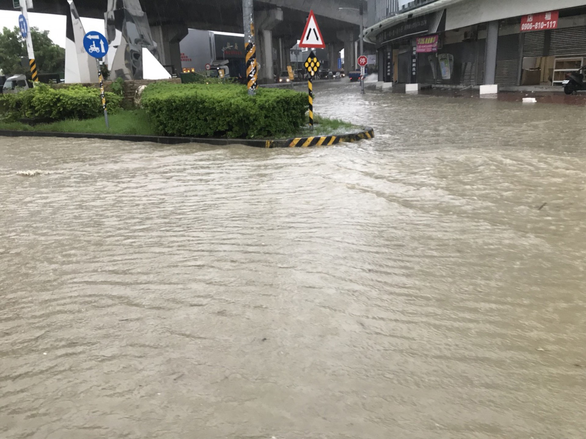 高雄大雨，仁武區多處路段積水。（中央社）