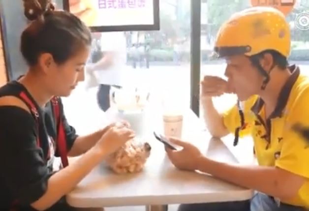 「小郭」（右）放棄家業，來到南京當起外送員，全是為了在台灣認識的一名大陸女孩。（影片截圖）