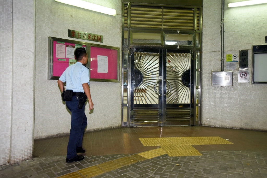 警員到良萃樓涉事單位調查。