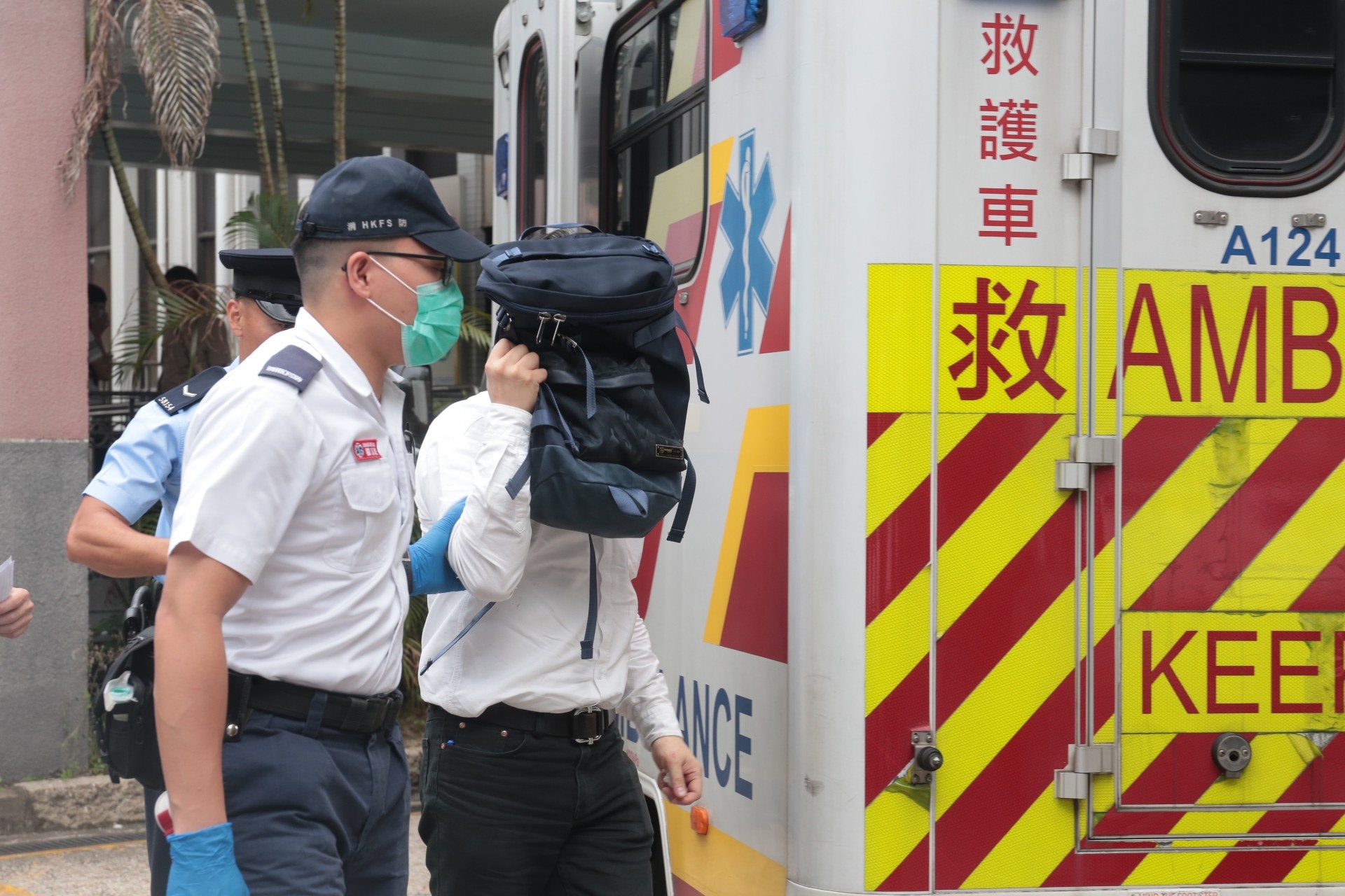 涉咬人的男乘客報稱額頭受傷,獲送院檢驗。(梁銘康攝) 涉咬人的男乘客報稱額頭受傷,獲送院檢驗。(梁銘康攝)