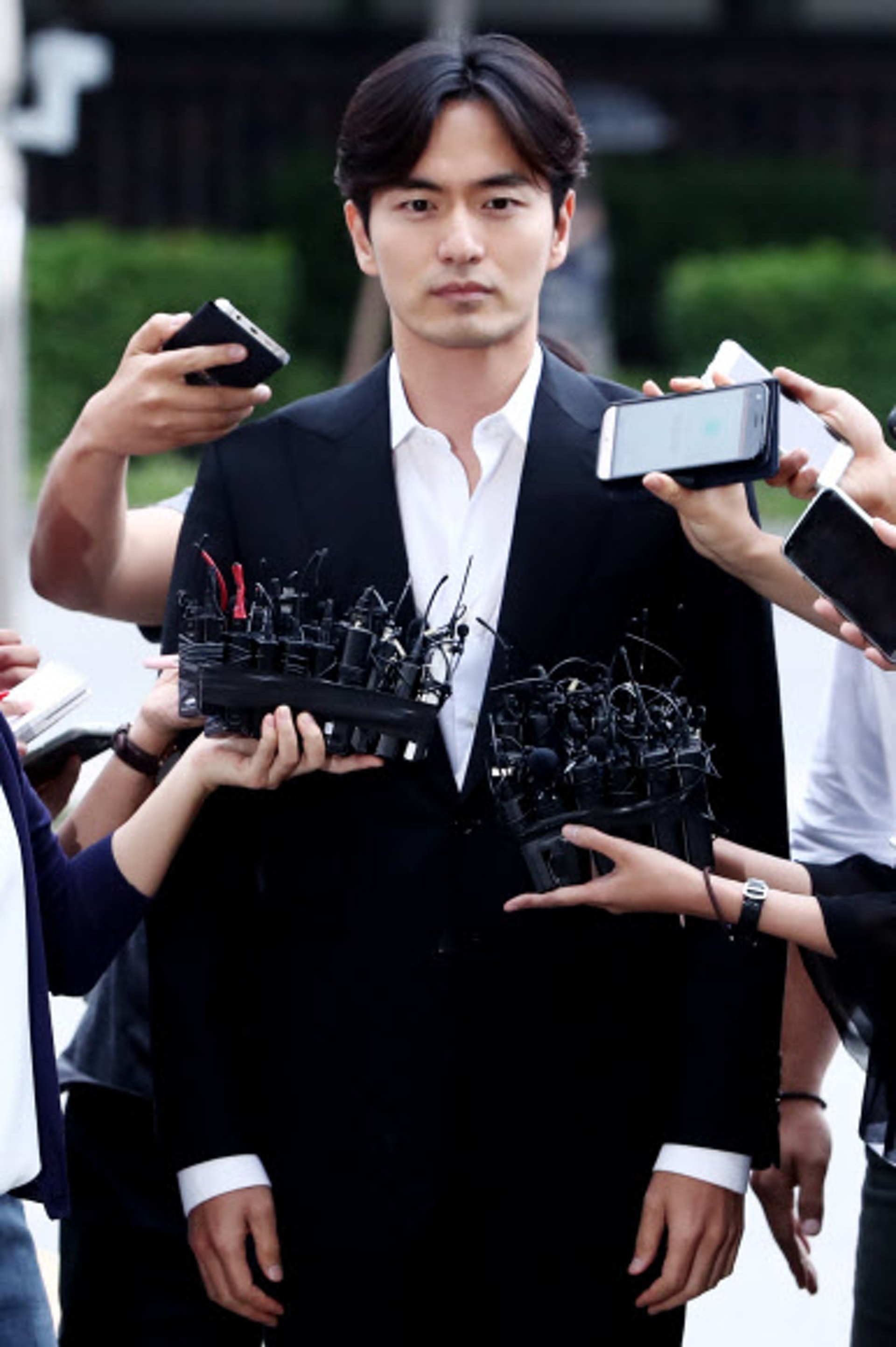 李鎮旭從容現身警署接受調查,他並沒有道歉,反而強調「誣告是大罪」,似是意有所指。(網上圖片) 李鎮旭從容現身警署接受調查,他並沒有道歉,反而強調「誣告是大罪」,似是意有所指。(網上圖片)