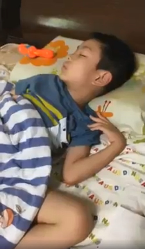片中的小朋友用了大量的紙巾為自己數個心愛的公仔自製被褥，和公仔一起睡覺。（fb群組「爆廢公社」）