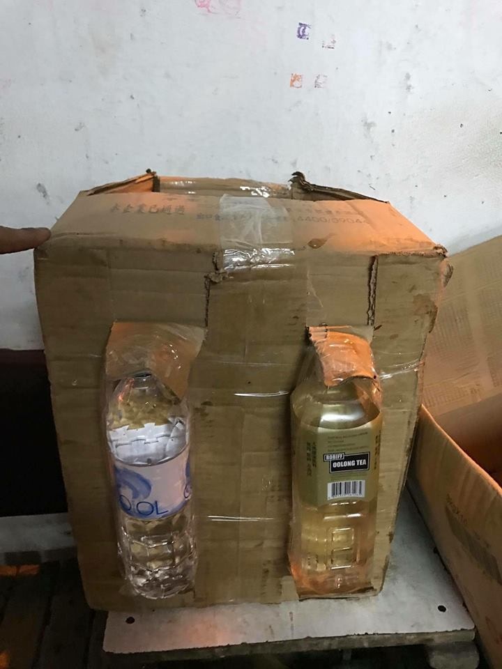 紙皮箱要避開水浸,須用水樽托起。(被訪者提供圖片) 紙皮箱要避開水浸,須用水樽托起。(被訪者提供圖片)