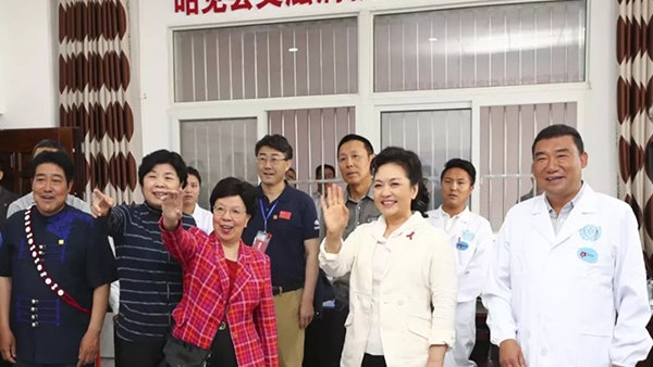 彭麗媛四川涼山考察愛滋病防治 陳馮富珍隨行 彭麗媛四川涼山考察愛滋病防治 陳馮富珍隨行