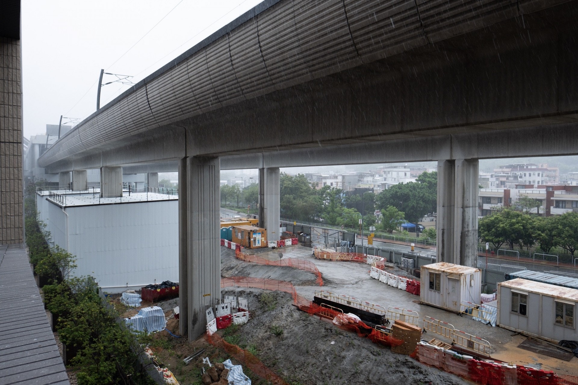 新地指Grand YOHO第三期工程經已暫停，項目會待港鐵完成橋躉加固工程以後才恢復施工。（高仲明攝）