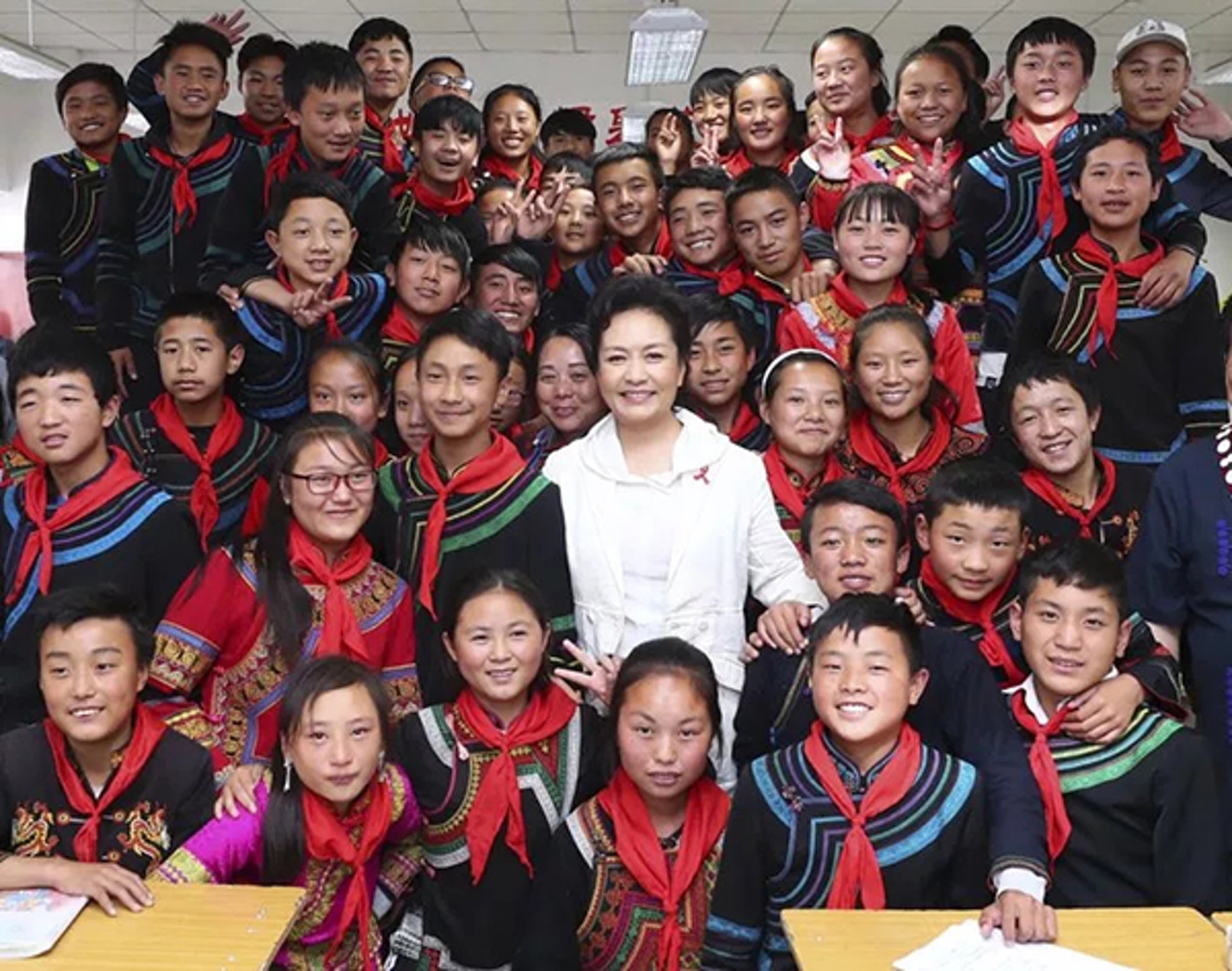 彭麗媛和當地小學學生合影。(網絡圖片) 彭麗媛和當地小學學生合影。(網絡圖片)
