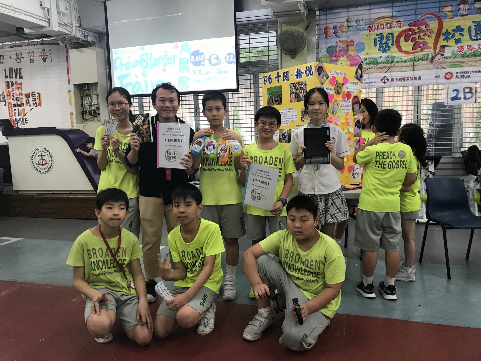 黃永康老師(後排左二)指,正聯絡出版社合作,將實體文字檔的小說化身成手機版。 黃永康老師(後排左二)指,正聯絡出版社合作,將實體文字檔的小說化身成手機版。