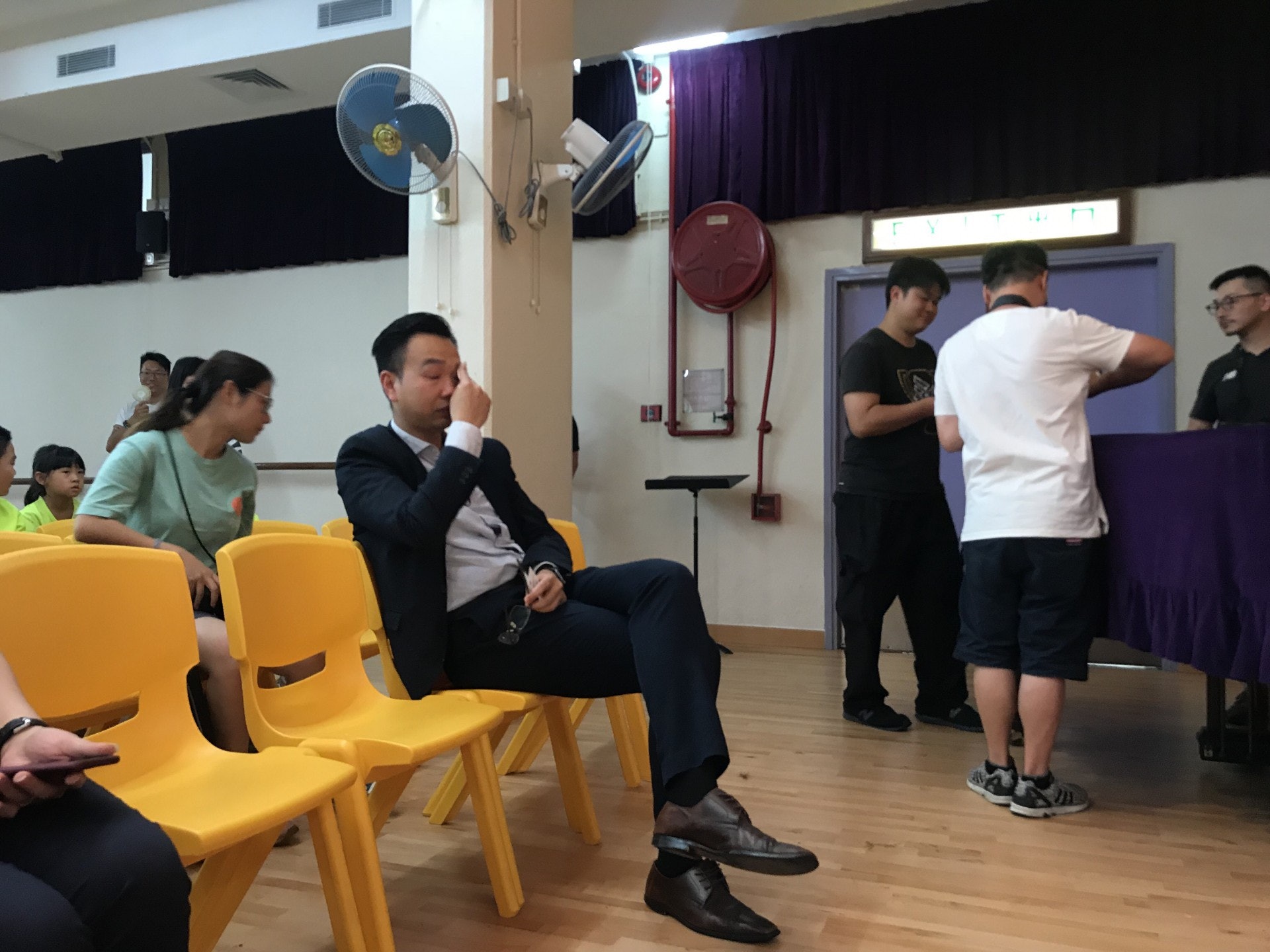 離別在即,校長朱子穎在觀看一條天虹同學設計智能貓屋及餵食流浪貓的片段後,一度感觸落淚。(鄧穎琳攝) 離別在即,校長朱子穎在觀看一條天虹同學設計智能貓屋及餵食流浪貓的片段後,一度感觸落淚。(鄧穎琳攝)