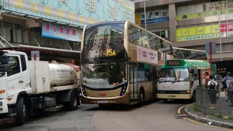 【塞到喊】葵涌石蔭街日日塞 巴士卡住變三文治 【塞到喊】葵涌石蔭街日日塞 巴士卡住變三文治