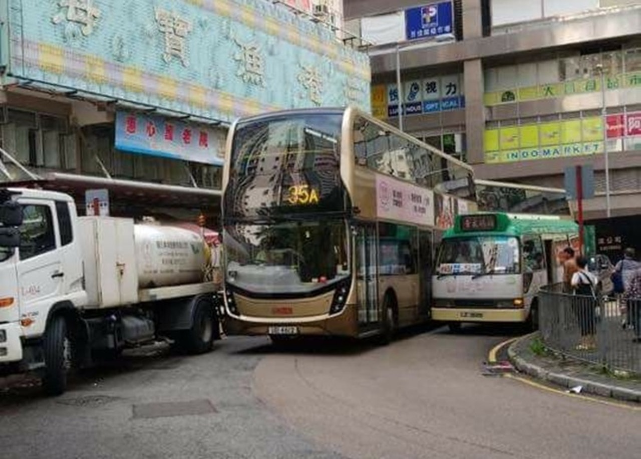 今早石蔭街有巴士卡在兩車中間,無法駛走,造成交通擠塞。(葵青區區議員林紹輝提供) 今早石蔭街有巴士卡在兩車中間,無法駛走,造成交通擠塞。(葵青區區議員林紹輝提供)