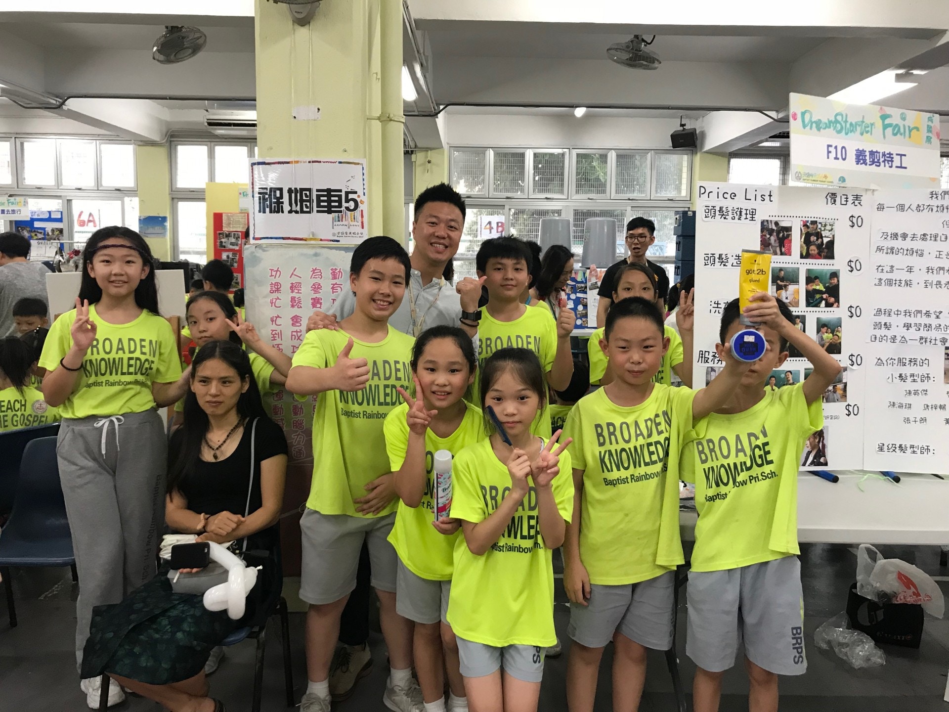 學校早前出現「頭蝨事件」，引起同學關心無家者及長者的剪髮問題，故該組同學決定成為「義剪特工」。（鄧穎琳攝）