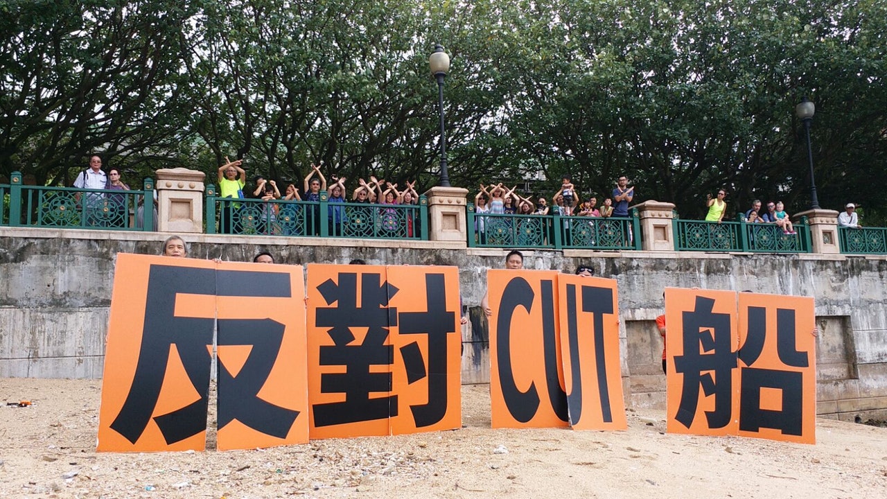 一班馬灣居民因不滿珀麗灣客運有限公司申請削減來往當地至中環的渡輪班次,上月發起抗議活動。(資料圖片 /譚凱邦提供) 一班馬灣居民因不滿珀麗灣客運有限公司申請削減來往當地至中環的渡輪班次,上月發起抗議活動。(資料圖片 /譚凱邦提供)