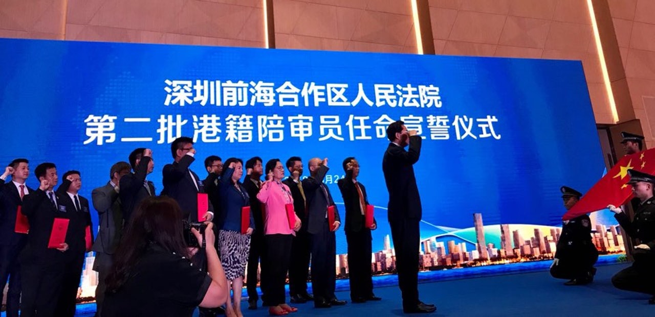 港區全國人大代表、律師陳曼琪與前海管理局香港事務首席聯絡官洪為民等,今早(24日)出席深洲前海法院開放日及前海法院委任港籍陪審員儀式。(陳曼琪提供) 港區全國人大代表、律師陳曼琪與前海管理局香港事務首席聯絡官洪為民等,今早(24日)出席深洲前海法院開放日及前海法院委任港籍陪審員儀式。(陳曼琪提供)