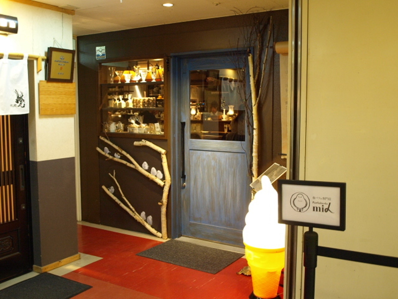 近年出現夜間芭菲專門店(夜パフェ),由傍晚6時營業至凌晨2時,同時提供芭菲及酒類,讓客人於一店滿足兩個要求。(網上圖片) 近年出現夜間芭菲專門店(夜パフェ),由傍晚6時營業至凌晨2時,同時提供芭菲及酒類,讓客人於一店滿足兩個要求。(網上圖片)