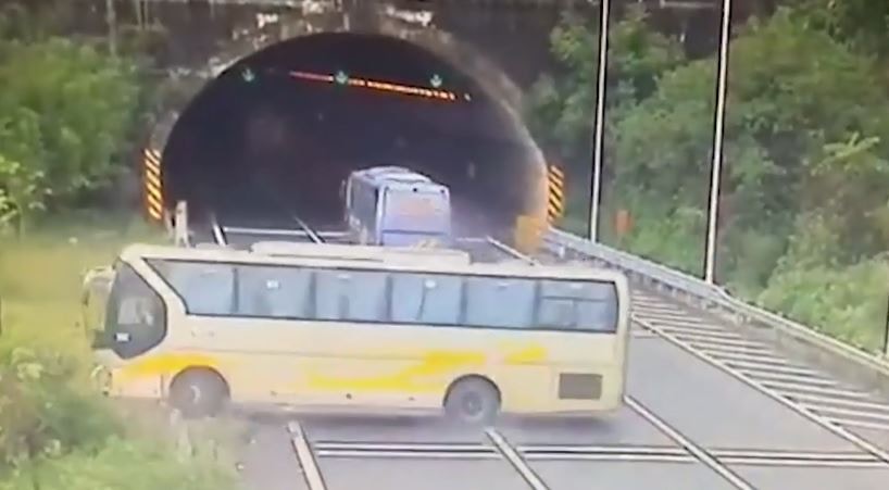 巴士翻車。（視頻截圖）