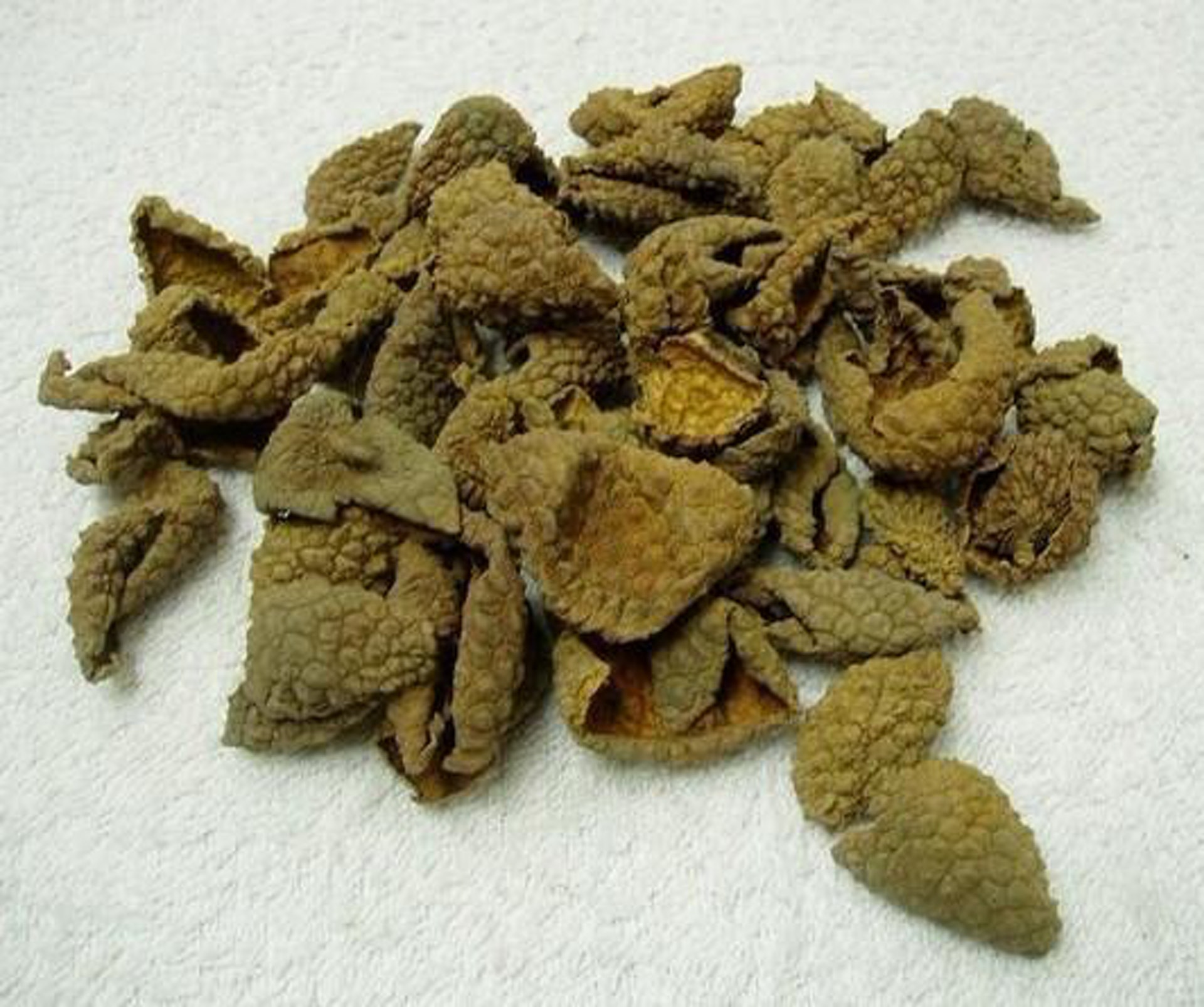 取半兩(約19克)荔枝殼,不必放油,以小火乾炒至果皮乾身。(網上圖片) 取半兩(約19克)荔枝殼,不必放油,以小火乾炒至果皮乾身。(網上圖片)