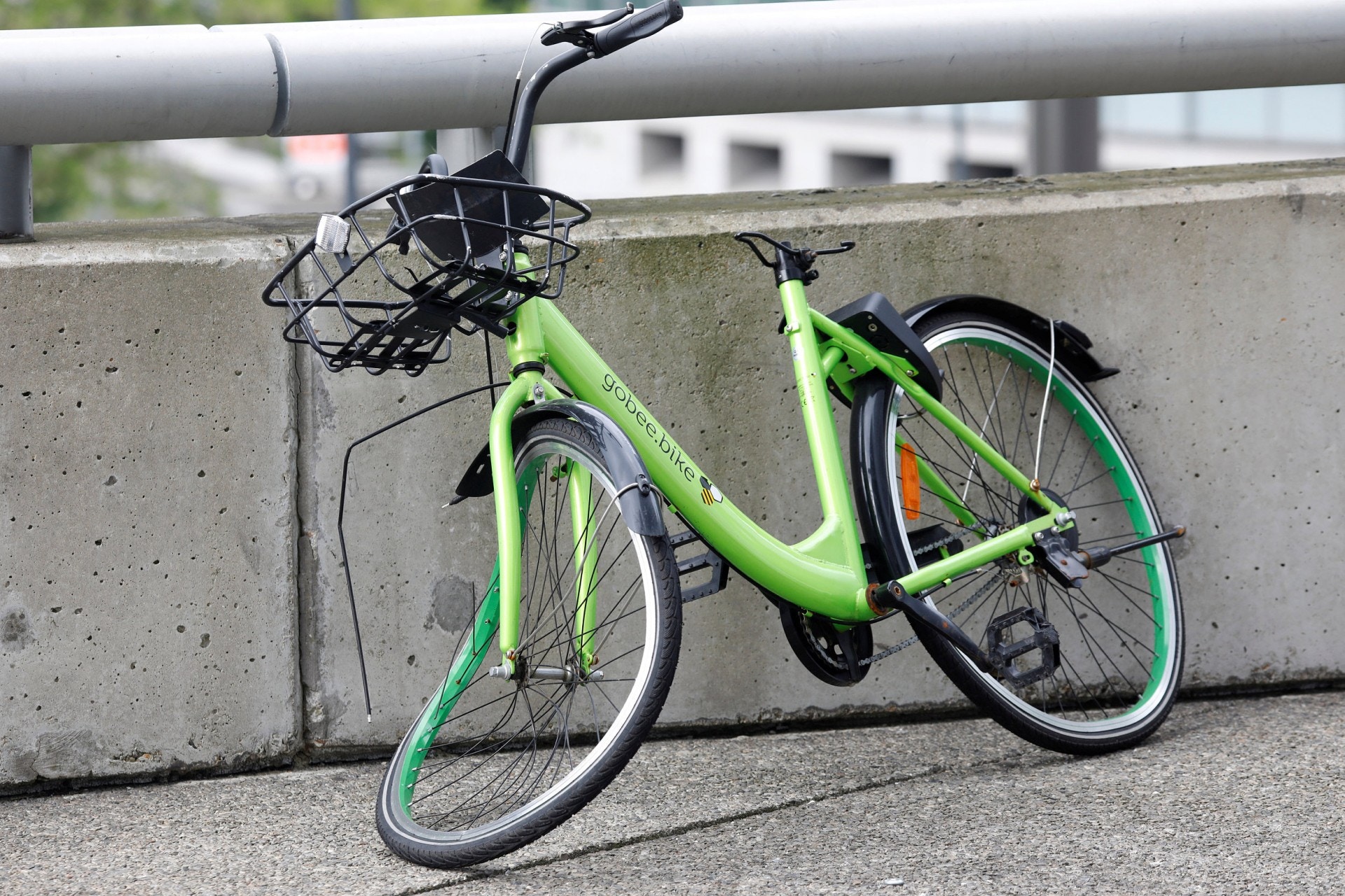 2017年年底，香港智能單車共享系統Gobee.Bike進軍法國市場，但單車遭破壞的情況嚴重，最終決定撤出市場。（視覺中國）