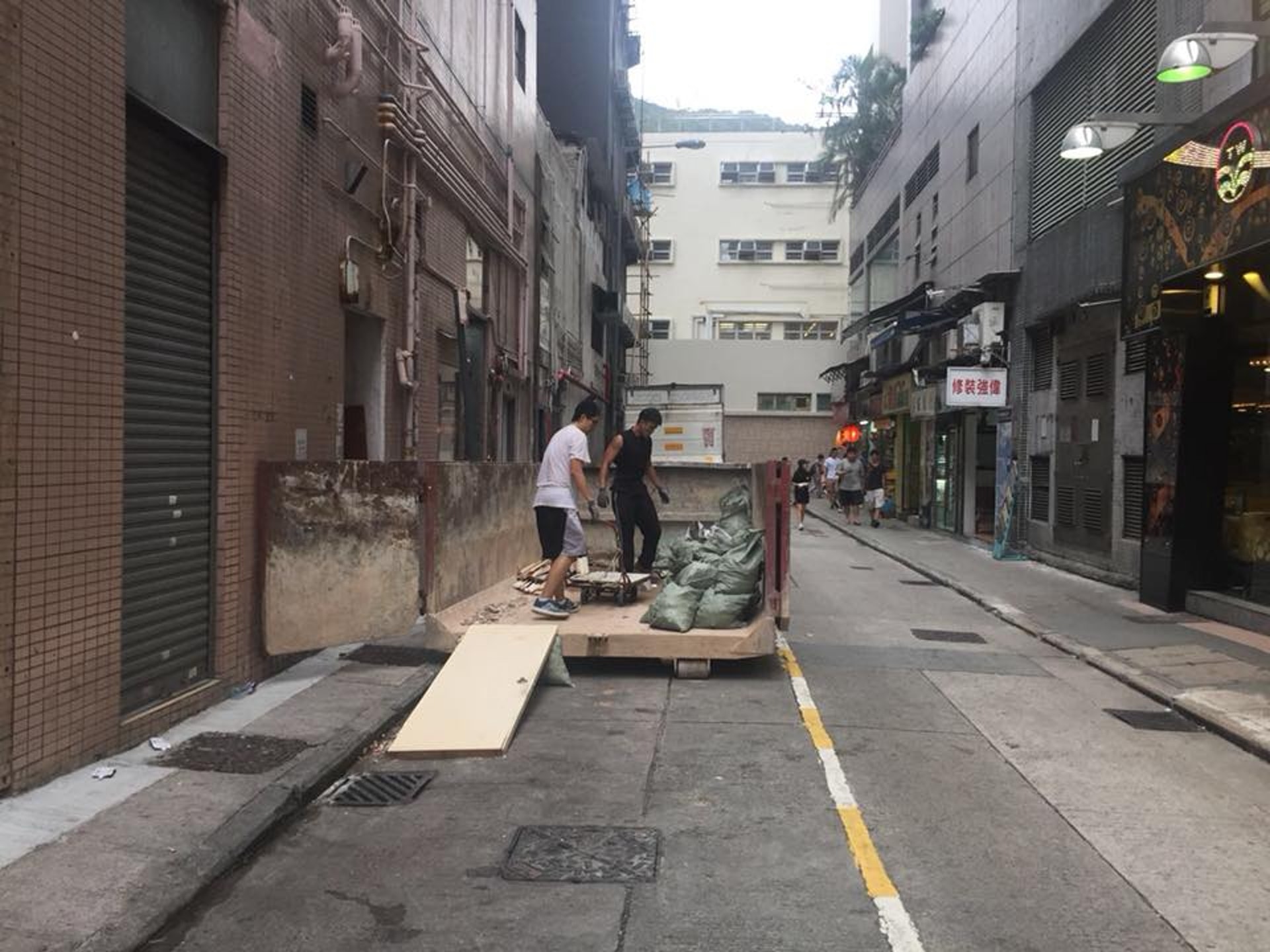 建築廢料霸佔馬路,造成衛生問題亦影響交通。(黃銳熺提供) 建築廢料霸佔馬路,造成衛生問題亦影響交通。(黃銳熺提供)