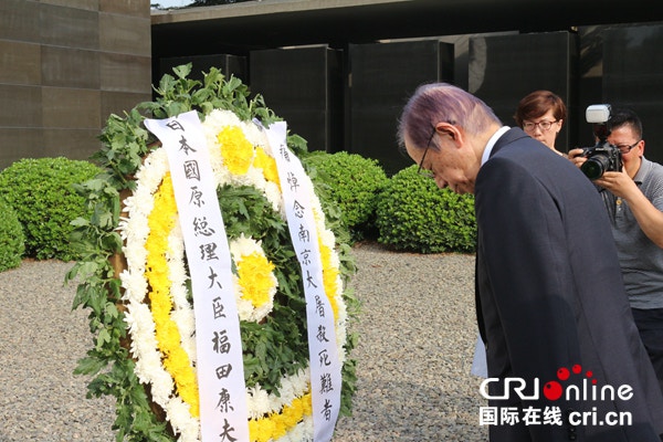 福田康夫向遇難者獻上花圈。（網絡圖片）