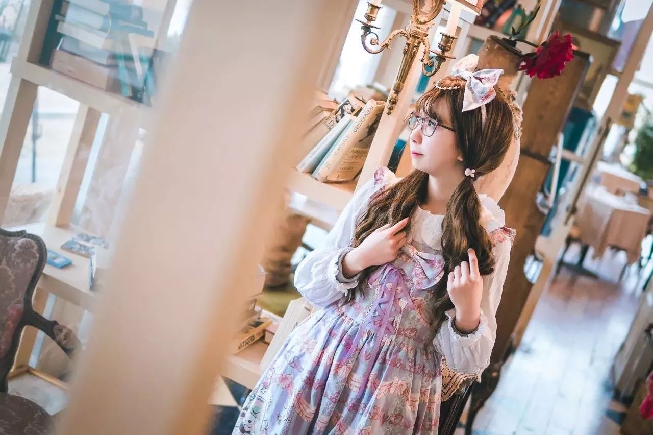 lo裝，lo這個詞是來源於lolita（蘿莉塔）。（一条提供）