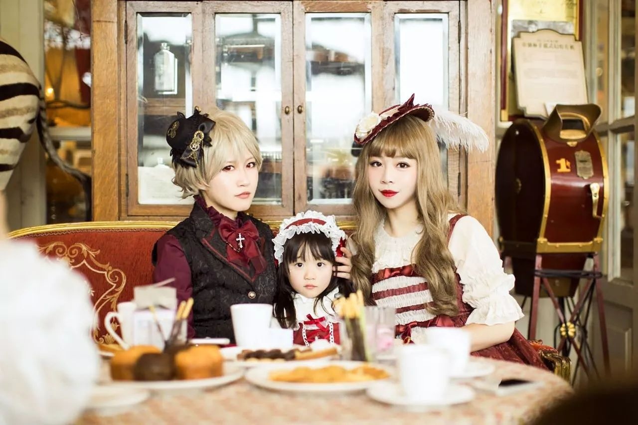 lo裝，lo這個詞是來源於lolita（蘿莉塔）。（一条提供）