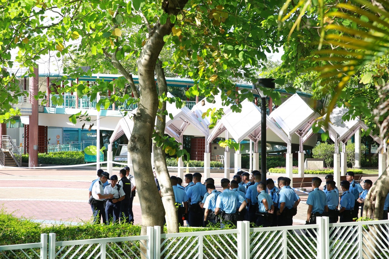 大批機動部隊警員在現場搜索彈殼。(王譯揚攝) 大批機動部隊警員在現場搜索彈殼。(王譯揚攝)