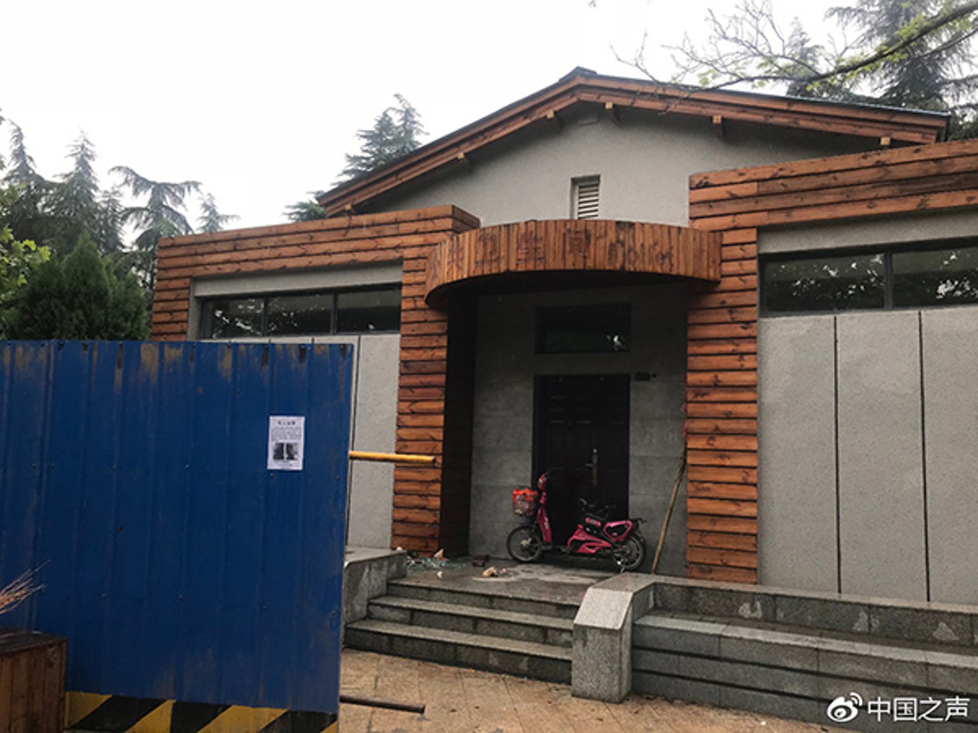 豪華公廁外已經被圍板封起。(中國之聲) 豪華公廁外已經被圍板封起。(中國之聲)