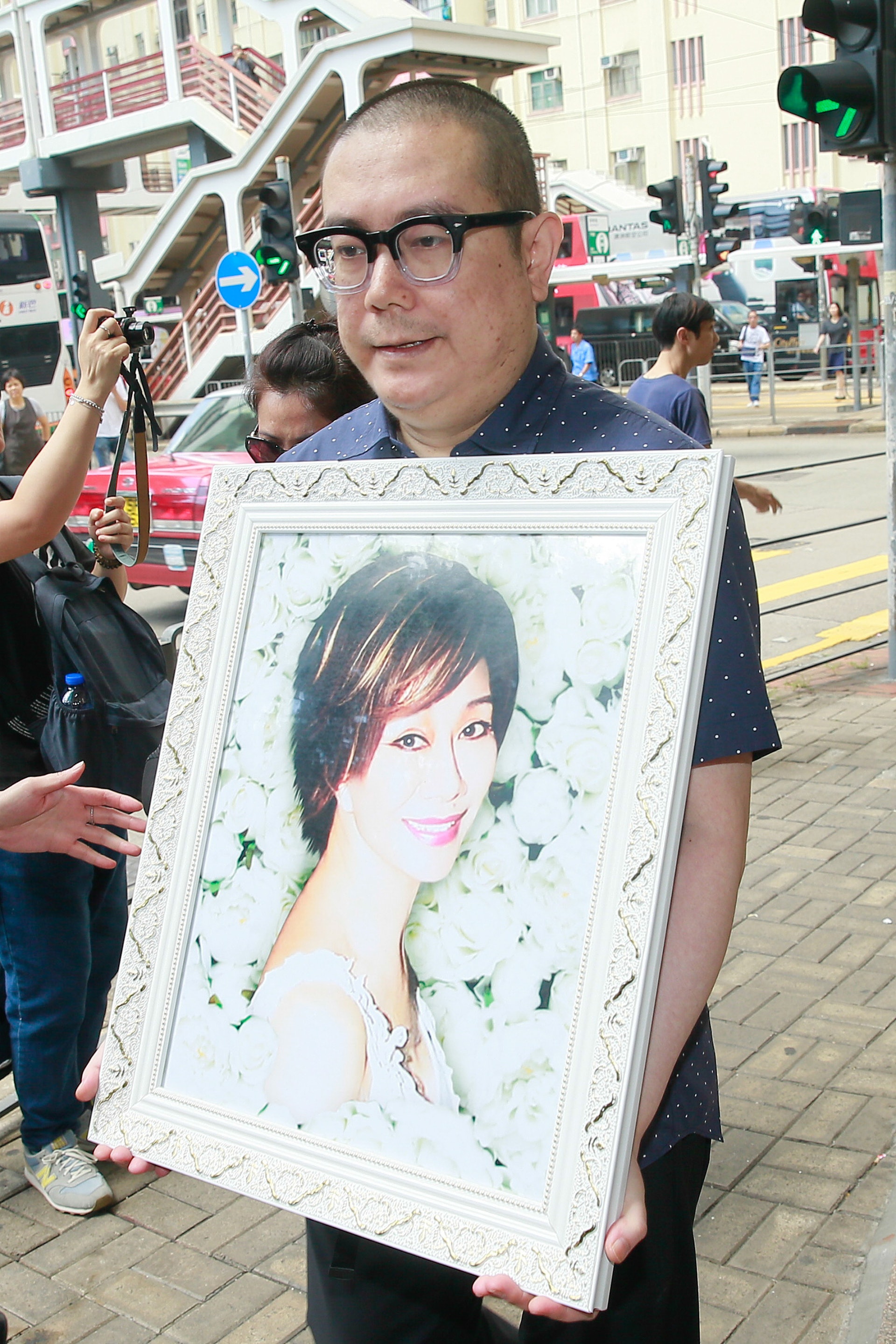 香港一代才女林燕妮昨日(27日)舉行喪禮,其獨生子李凱豪為母奔喪。(視覺中國) 香港一代才女林燕妮昨日(27日)舉行喪禮,其獨生子李凱豪為母奔喪。(視覺中國)