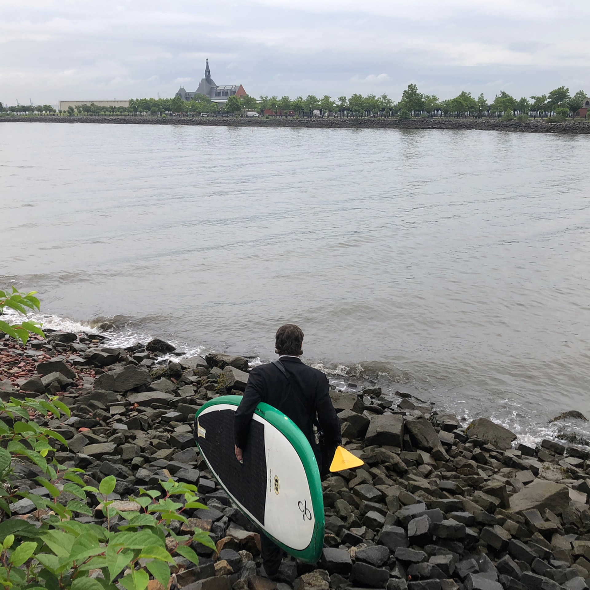紐約一名男子日前划衝浪板橫渡哈德遜河(Hudson River)到曼哈頓。(ballsyholt ig圖片) 紐約一名男子日前划衝浪板橫渡哈德遜河(Hudson River)到曼哈頓。(ballsyholt ig圖片)