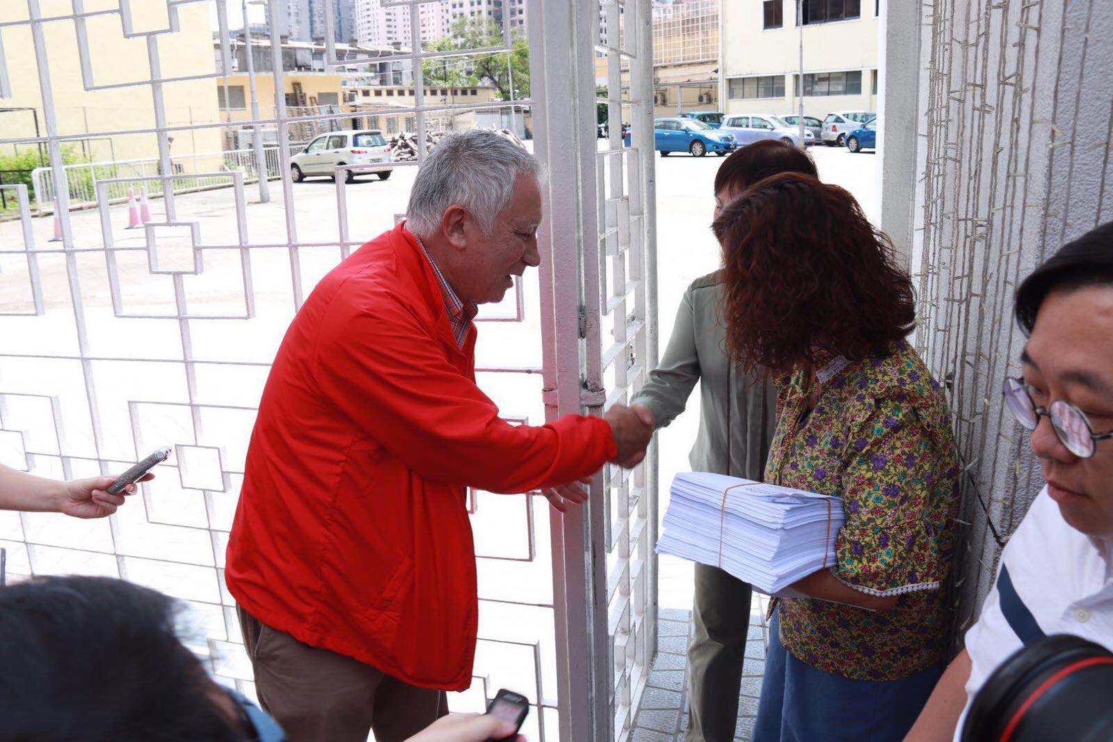 協會主席馬浩賓今日(27日)到狗會遞交領養申請表。(澳門愛護動物協會anima相片) 協會主席馬浩賓今日(27日)到狗會遞交領養申請表。(澳門愛護動物協會anima相片)