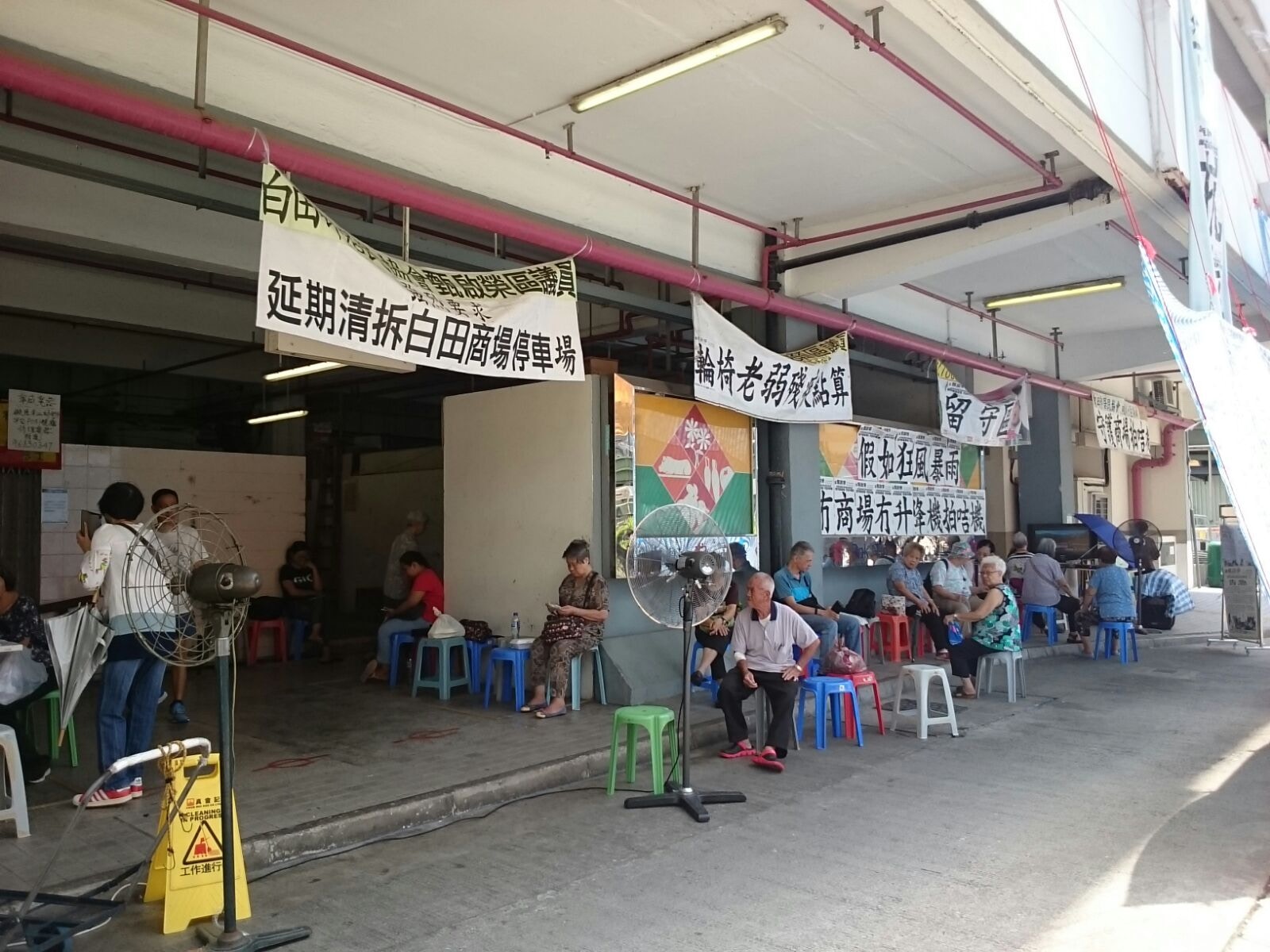 午飯時間有部分長者回家午飯，飯後再出來留守。
