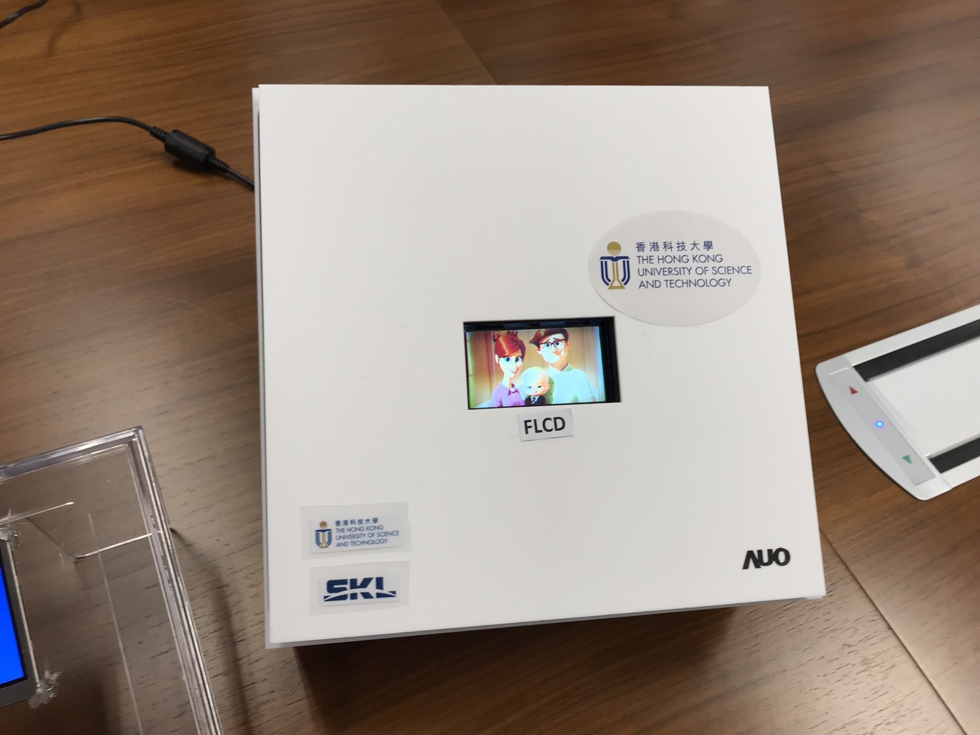 科大電子及計算機工程學系講座教授郭海成團隊，成功研發FLCD技術。（鄺曉斌攝）