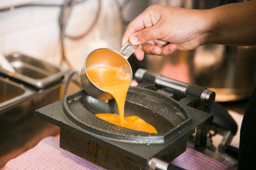 為了可以穩定質量，以及令聽障員工製作蛋包飯時更易上手，他們專門訂製了幾個蛋包飯模具。