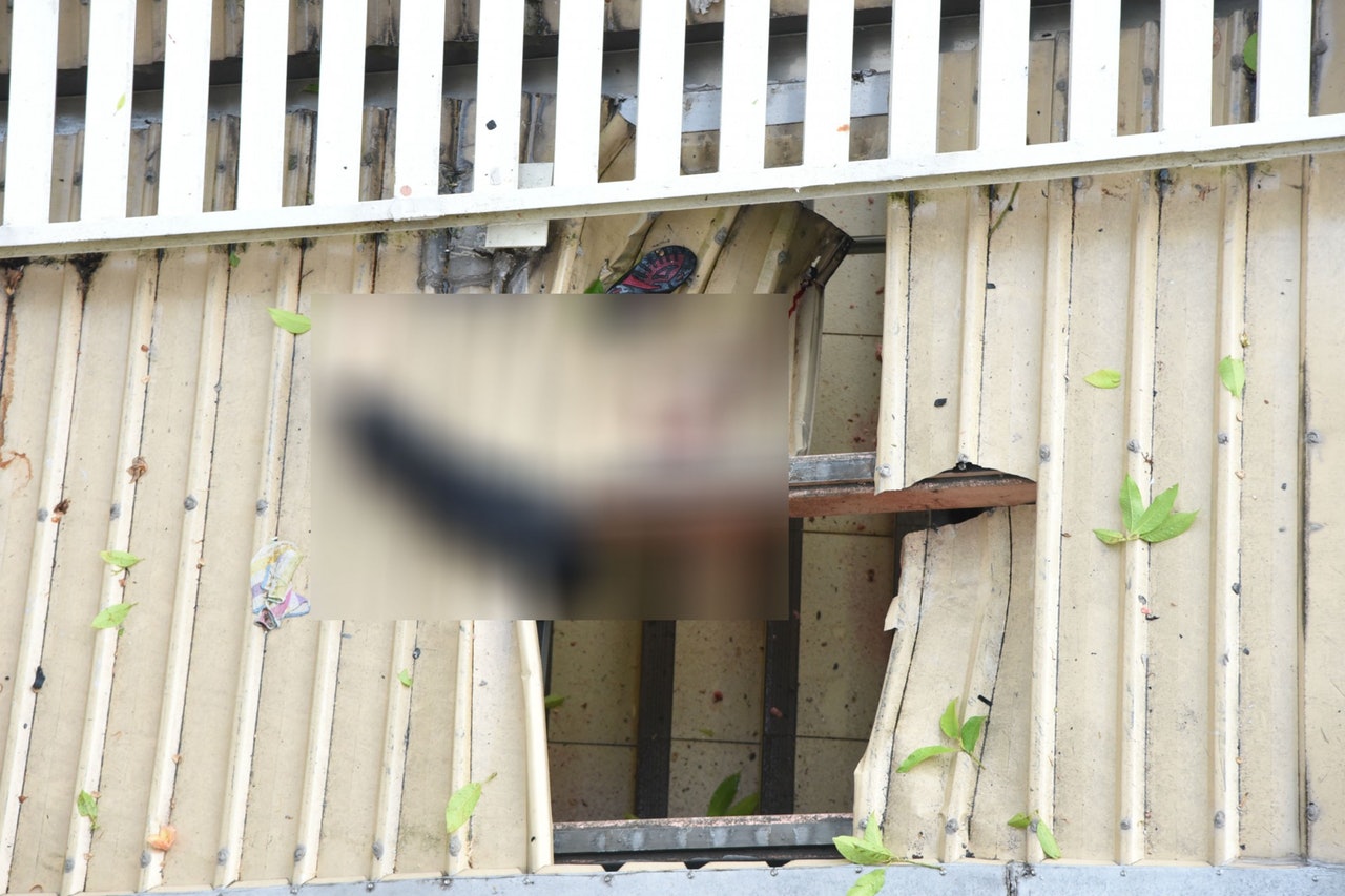 大火期間一名男子插穿行人天橋簷篷墮下地面,手腳分屍身亡。(賴南秋攝) 大火期間一名男子插穿行人天橋簷篷墮下地面,手腳分屍身亡。(賴南秋攝)