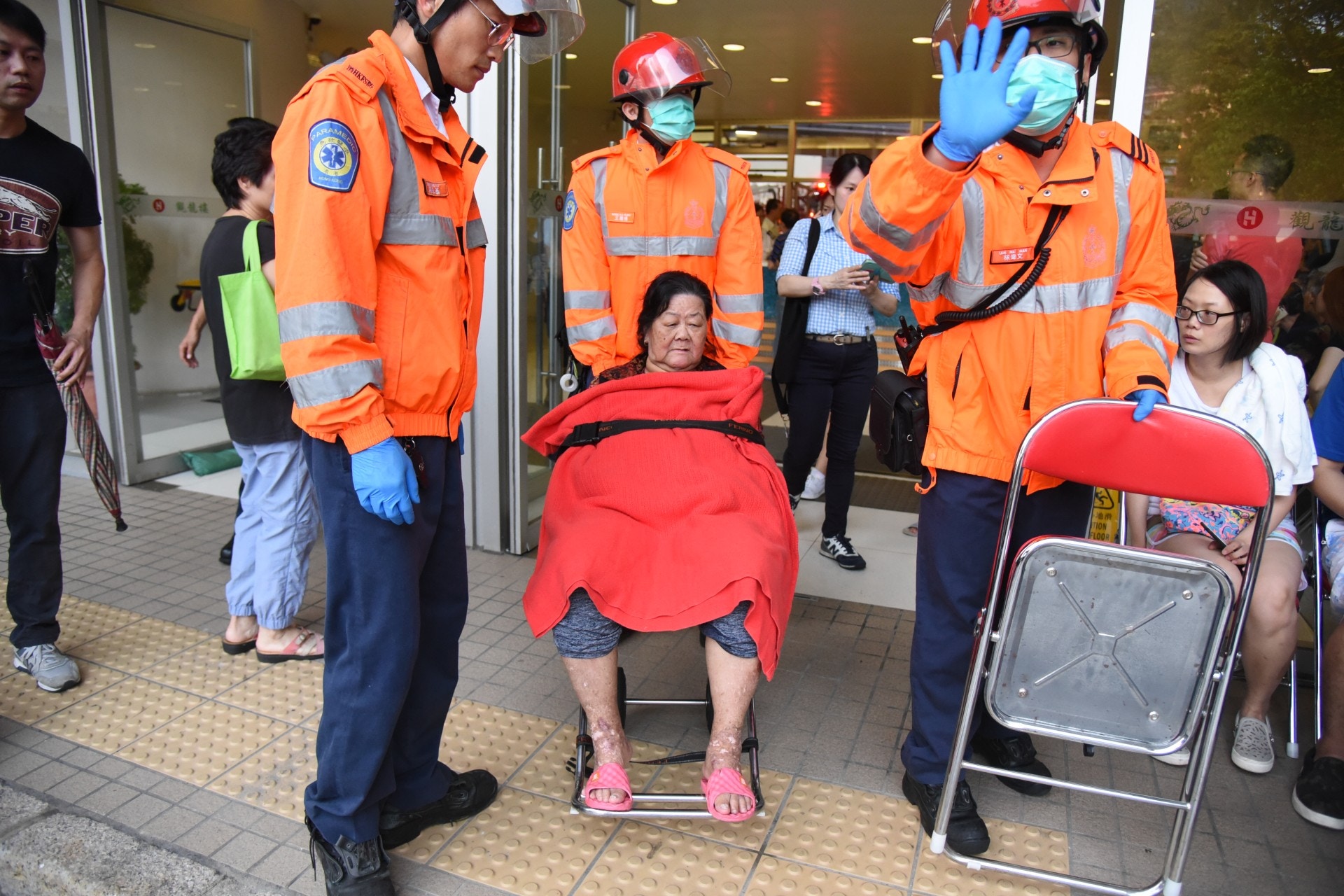 火警中一名老婦不適送院。（賴南秋攝）