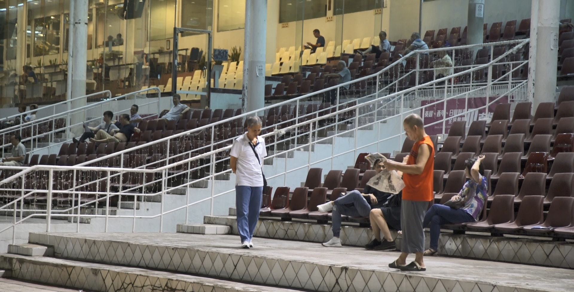 澳門逸園賽狗場下月底停辦,這晚格力犬仍奮力跑,不過前來拍照的「龍友」比賭客還要多。 (洪業銘攝) 澳門逸園賽狗場下月底停辦,這晚格力犬仍奮力跑,不過前來拍照的「龍友」比賭客還要多。 (洪業銘攝)