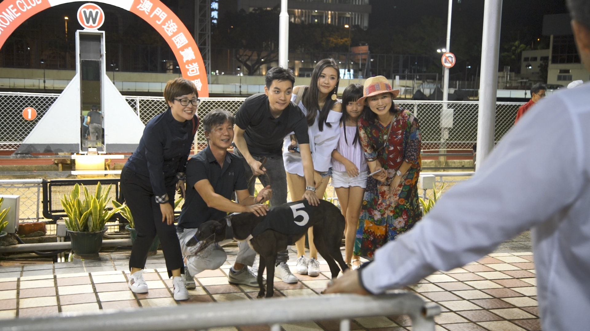 澳門逸園賽狗場下月底停辦,這晚格力犬仍奮力跑,不過前來拍照的「龍友」比賭客還要多。 (洪業銘攝) 澳門逸園賽狗場下月底停辦,這晚格力犬仍奮力跑,不過前來拍照的「龍友」比賭客還要多。 (洪業銘攝)