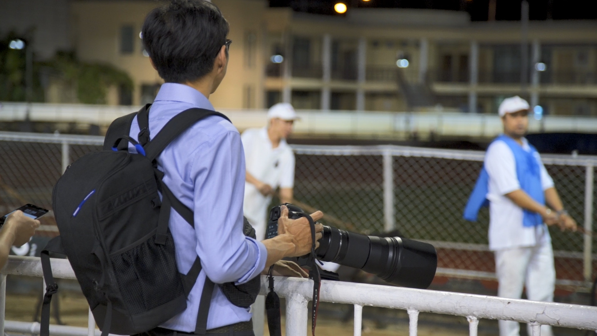 澳門逸園賽狗場下月底停辦,這晚格力犬仍奮力跑,不過前來拍照的「龍友」比賭客還要多。 (洪業銘攝) 澳門逸園賽狗場下月底停辦,這晚格力犬仍奮力跑,不過前來拍照的「龍友」比賭客還要多。 (洪業銘攝)