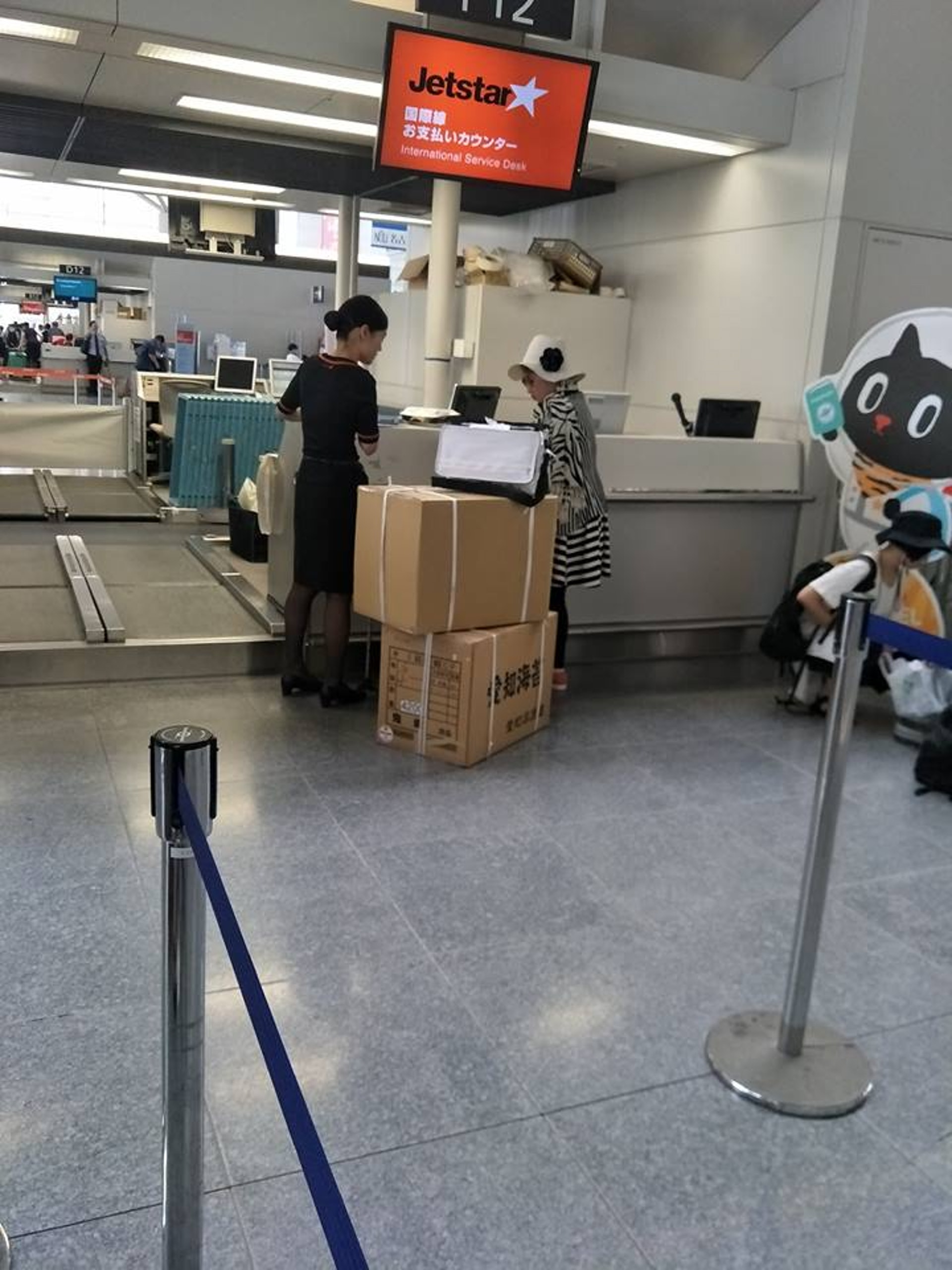 一名台灣大媽因行李超重問題,對日本廉航地勤大發脾氣。(fb「爆廢公社」圖片) 一名台灣大媽因行李超重問題,對日本廉航地勤大發脾氣。(fb「爆廢公社」圖片)
